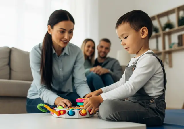 niño jugando con su familia