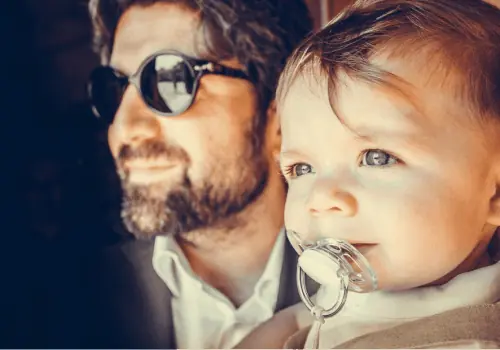 Padre e hijo bebé
