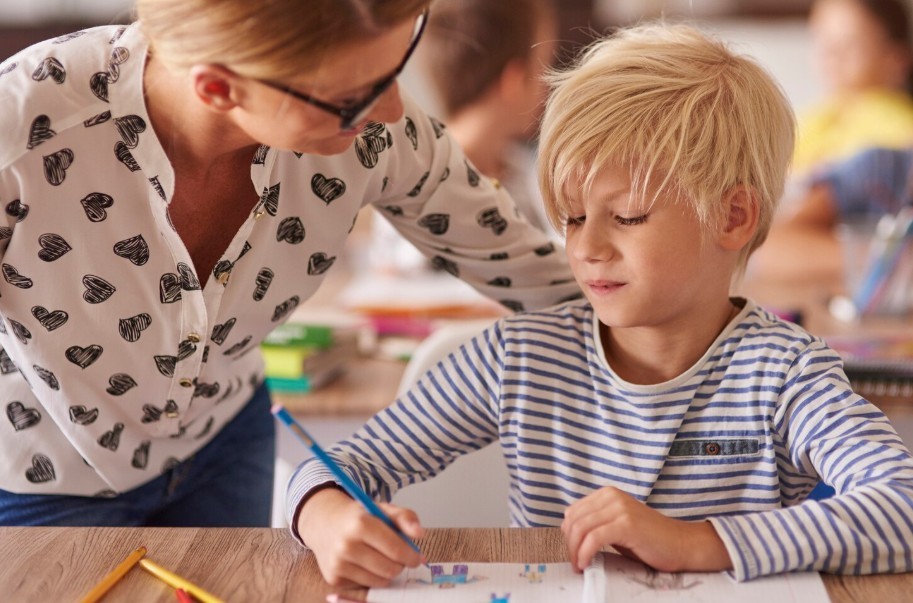 Profesor sombra: qué es, cuándo se recomienda y cómo ayuda