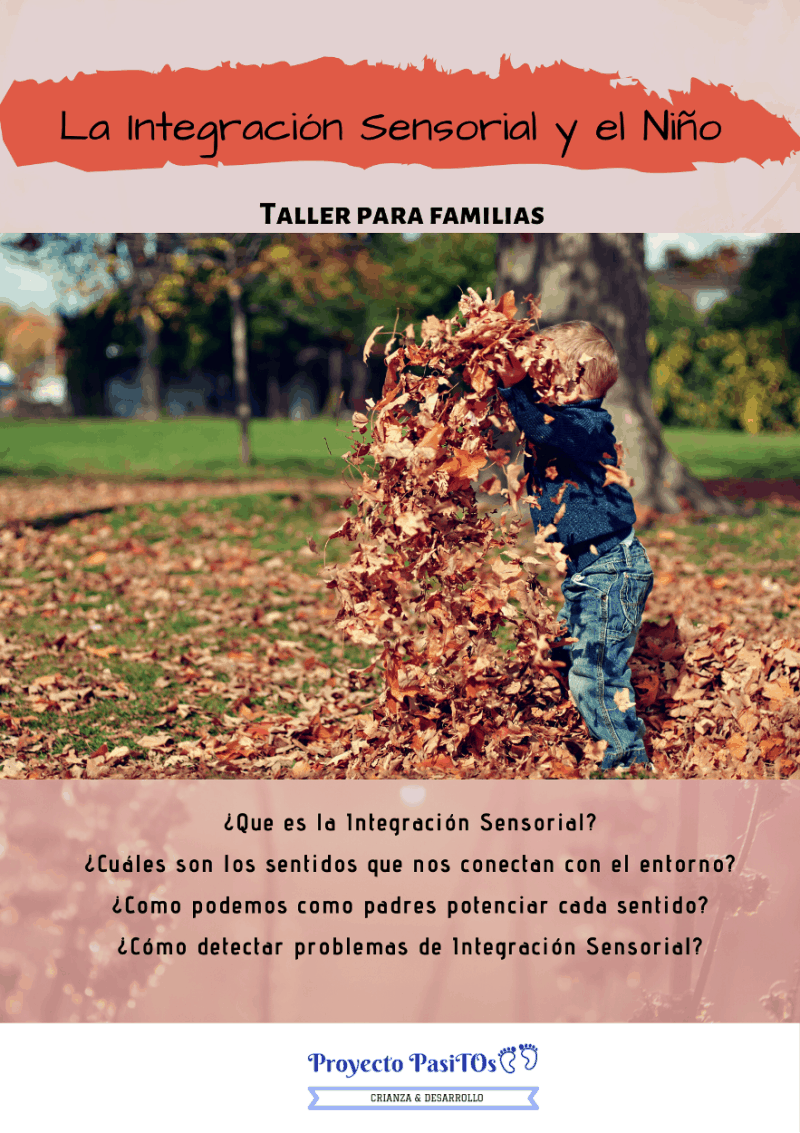 niño en el parque jugando con un cúmulo de hojas secas